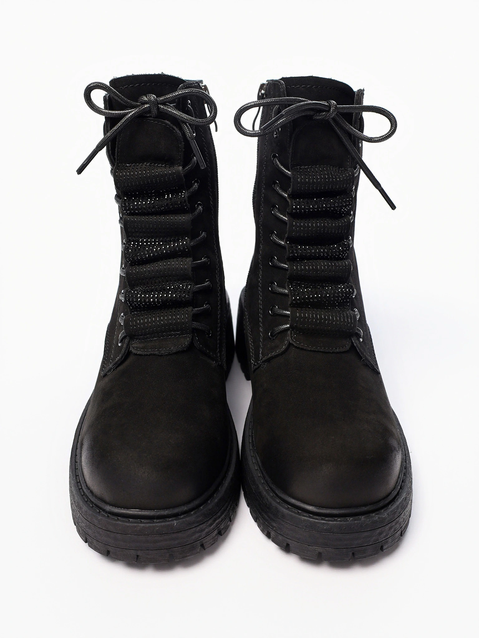 Ботинки-дерби черного цвета со стразами на высоком широком каблуке